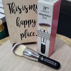 IT Cosmetics Solid Serum Foundation Brush - Black and Cream